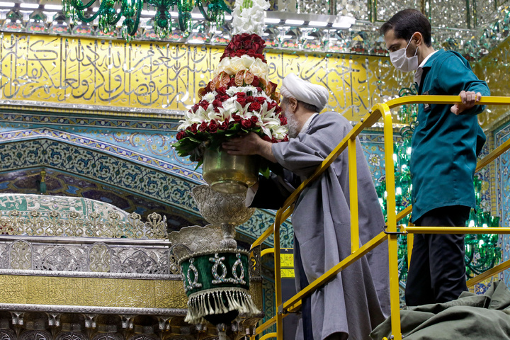 حضرت محمدتقی الجواد(ع) کی ولادت کے موقع پر ضریح مطہر امام رضا(ع) کےپھولوں کے گلدستے…
