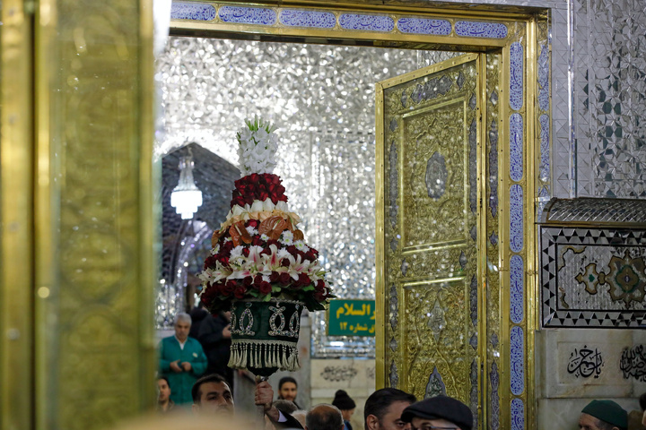 حضرت محمدتقی الجواد(ع) کی ولادت کے موقع پر ضریح مطہر امام رضا(ع) کےپھولوں کے گلدستے…
