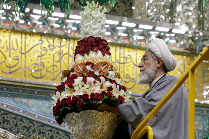 حضرت محمدتقی الجواد(ع) کی ولادت کے موقع پر ضریح مطہر امام رضا(ع) کےپھولوں کے گلدستے…
