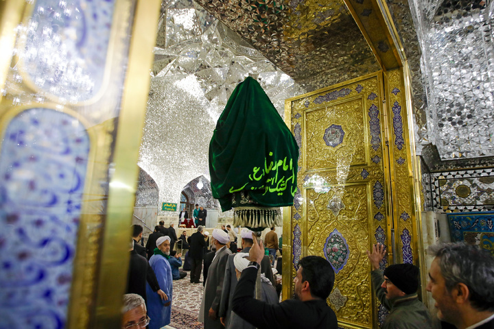 حضرت محمدتقی الجواد(ع) کی ولادت کے موقع پر ضریح مطہر امام رضا(ع) کےپھولوں کے گلدستے…
