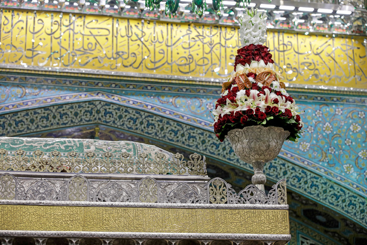 حضرت محمدتقی الجواد(ع) کی ولادت کے موقع پر ضریح مطہر امام رضا(ع) کےپھولوں کے گلدستے…
