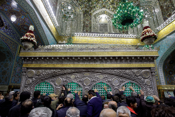 حضرت محمدتقی الجواد(ع) کی ولادت کے موقع پر ضریح مطہر امام رضا(ع) کےپھولوں کے گلدستے…
