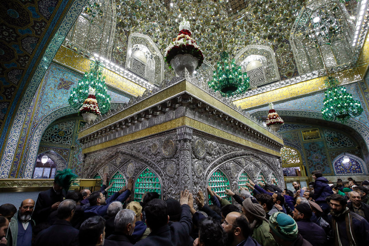 حضرت محمدتقی الجواد(ع) کی ولادت کے موقع پر ضریح مطہر امام رضا(ع) کےپھولوں کے گلدستے…
