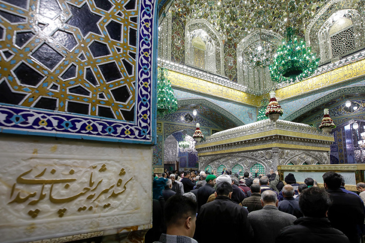 حضرت محمدتقی الجواد(ع) کی ولادت کے موقع پر ضریح مطہر امام رضا(ع) کےپھولوں کے گلدستے…
