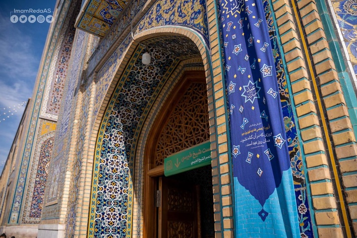 الرايات الحائطية الجديدة تزيّن أرجاء الحرم الرضوي المطهر