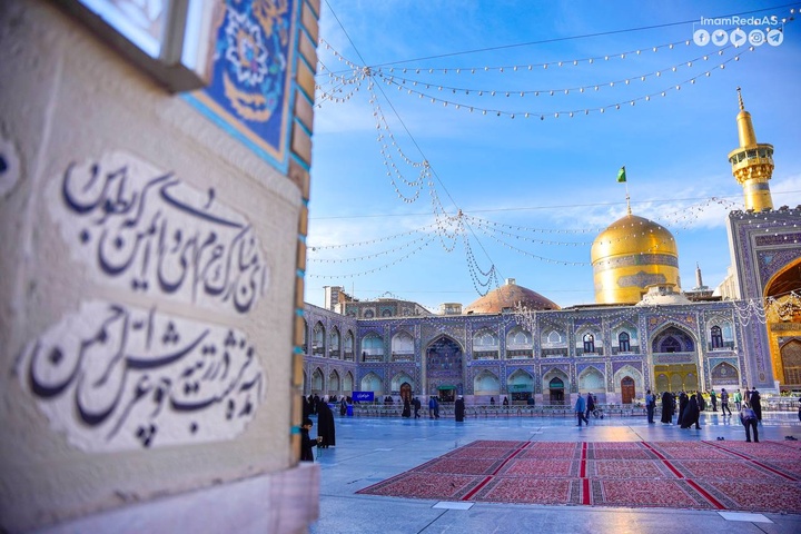 الرايات الحائطية الجديدة تزيّن أرجاء الحرم الرضوي المطهر
