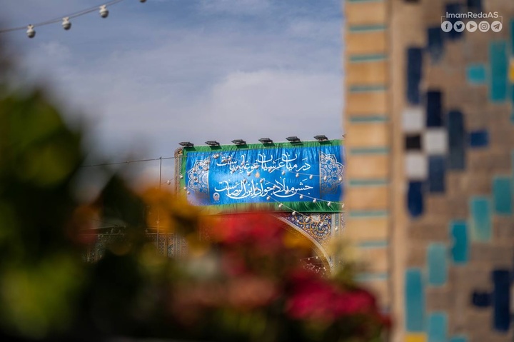 الرايات الحائطية الجديدة تزيّن أرجاء الحرم الرضوي المطهر