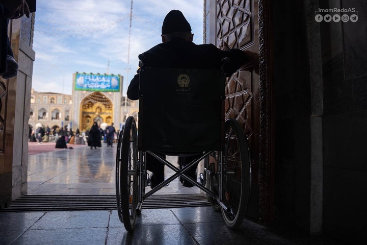 الرايات الحائطية الجديدة تزيّن أرجاء الحرم الرضوي المطهر