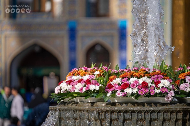 الرايات الحائطية الجديدة تزيّن أرجاء الحرم الرضوي المطهر