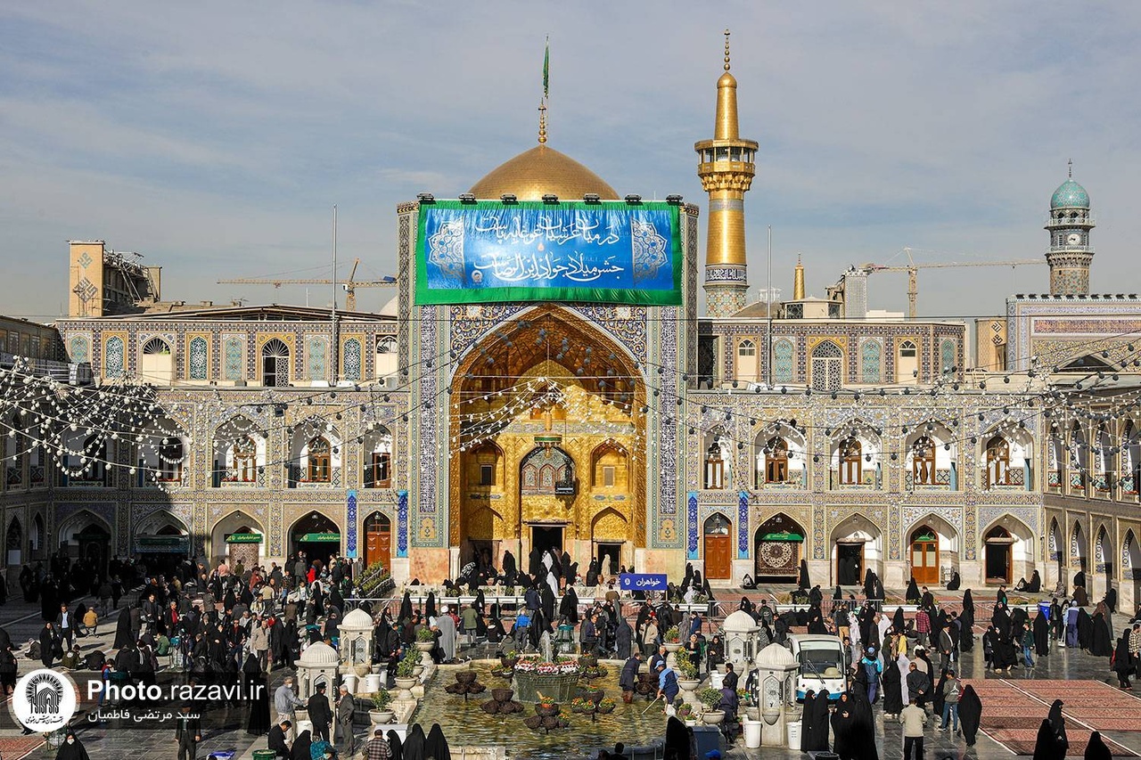 أجواء الفرح تعمّ ارجاء الحرم الرضوي بذكري ولادة الإمام الجواد (ع)