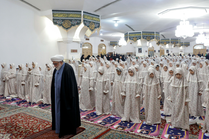 حرم امام رضا (ع) میں "چاند کی بیٹیاں" کے عنوان سے بچیوں کا بڑا اجتماع حرم امام رضا (ع) میں "چاند کی بیٹیاں" کے عنوان سے بچیوں کا بڑا اجتماع
