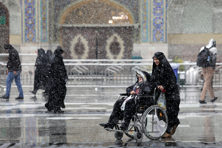 بارش زیبای برف در حرم امام هشتم علیه السلام