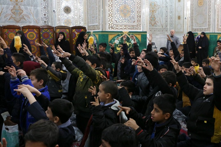 روز پدر کے موقع پر حرم امام رضا (ع) میں ۱۱ ممالک کے "باب بچوں" کا عظیم الشان اجتماع