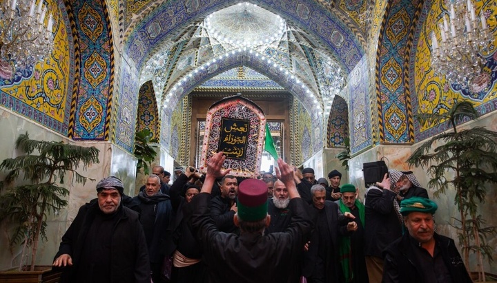 عتبات وأهالي كربلاء يحيون ذكرى وفاة السيدة زينب (ع) بالعزاء والحداد والبكاء في مرقدي اخيها الحسين وكفيلها العباس (ع)