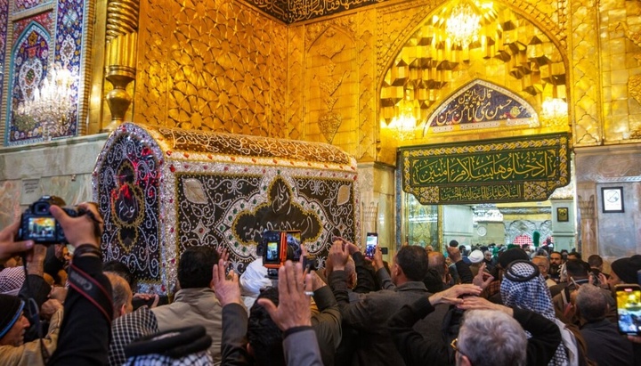 عتبات وأهالي كربلاء يحيون ذكرى وفاة السيدة زينب (ع) بالعزاء والحداد والبكاء في مرقدي اخيها الحسين وكفيلها العباس (ع)