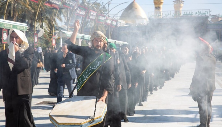 عتبات وأهالي كربلاء يحيون ذكرى وفاة السيدة زينب (ع) بالعزاء والحداد والبكاء في مرقدي اخيها الحسين وكفيلها العباس (ع)