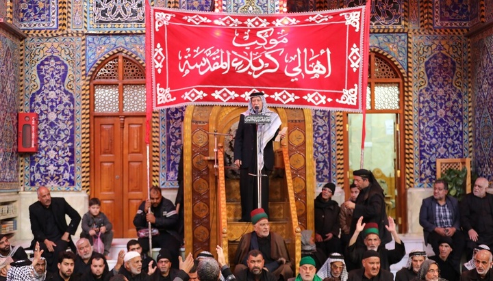 عتبات وأهالي كربلاء يحيون ذكرى وفاة السيدة زينب (ع) بالعزاء والحداد والبكاء في مرقدي اخيها الحسين وكفيلها العباس (ع)