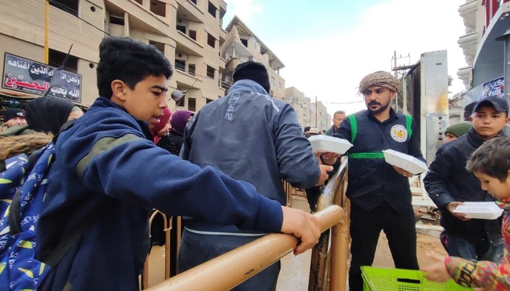 خدمت رسانی موکب عتبه حسینی به زائران حضرت زینب در سوریه
