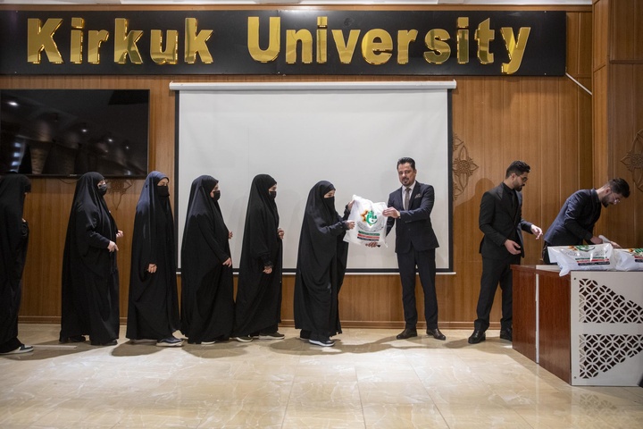روضہ مبارک حضرت عباس علیہ السلام کی جانب سے کرکوک یونیورسٹی میں دوران تعلیم عراقی عبایا کی ملتزم ۲۰۰ طالبات کو اعزاز سے نوازا گیا