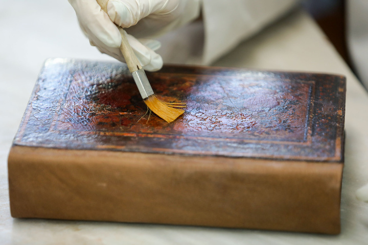 فرآیند مرمت نسخ خطی آستان قدس رضوی