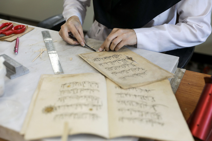 فرآیند مرمت نسخ خطی آستان قدس رضوی