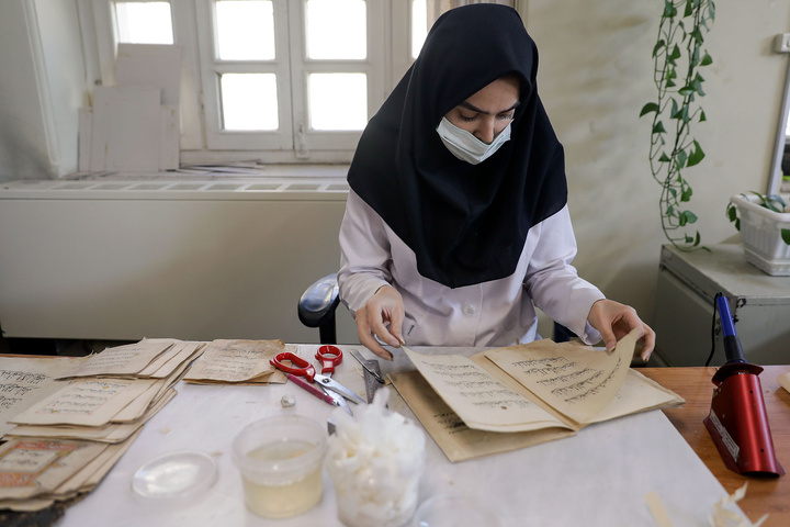فرآیند مرمت نسخ خطی آستان قدس رضوی
