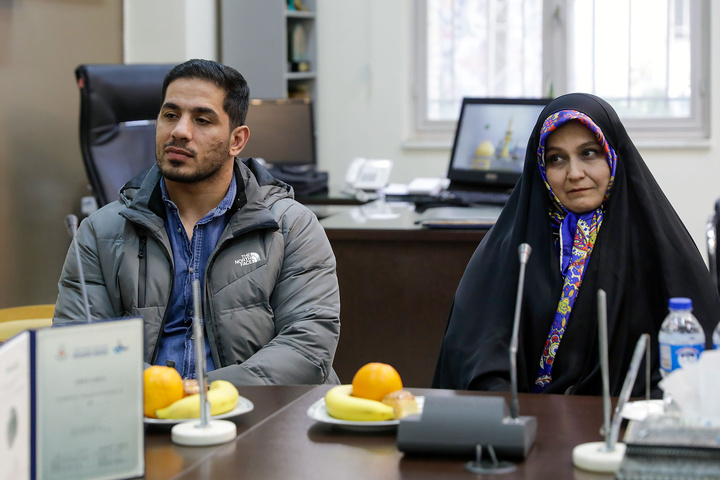 اهدای مدال قهرمانی کشتی به حرم مطهر رضوی