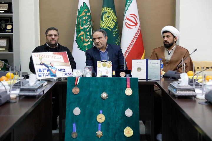 اهدای مدال قهرمانی کشتی به حرم مطهر رضوی