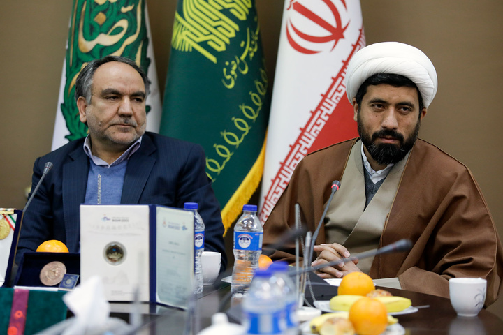 اهدای مدال قهرمانی کشتی به حرم مطهر رضوی