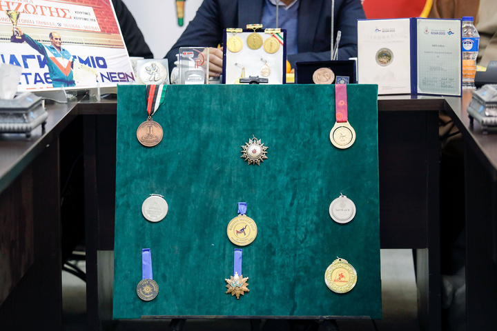 اهدای مدال قهرمانی کشتی به حرم مطهر رضوی