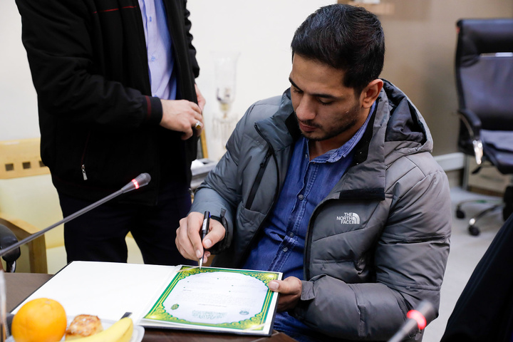 اهدای مدال قهرمانی کشتی به حرم مطهر رضوی