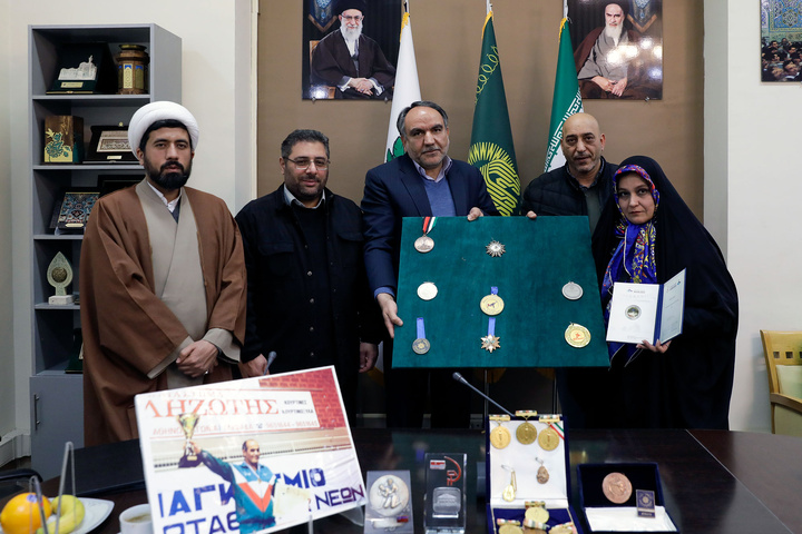 اهدای مدال قهرمانی کشتی به حرم مطهر رضوی