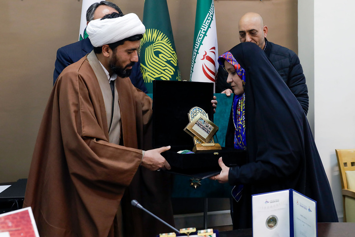 اهدای مدال قهرمانی کشتی به حرم مطهر رضوی