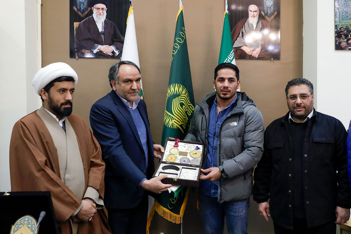 اهدای مدال قهرمانی کشتی به حرم مطهر رضوی