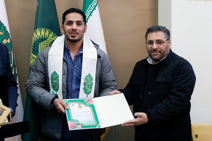 اهدای مدال قهرمانی کشتی به حرم مطهر رضوی