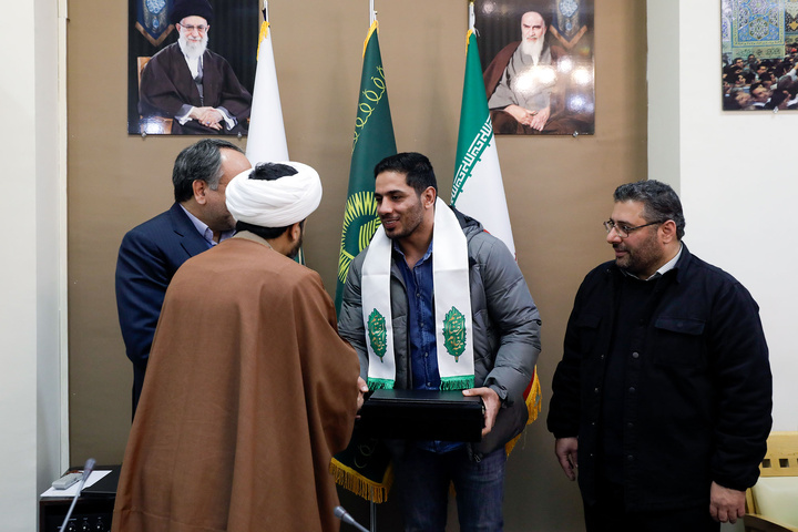 اهدای مدال قهرمانی کشتی به حرم مطهر رضوی