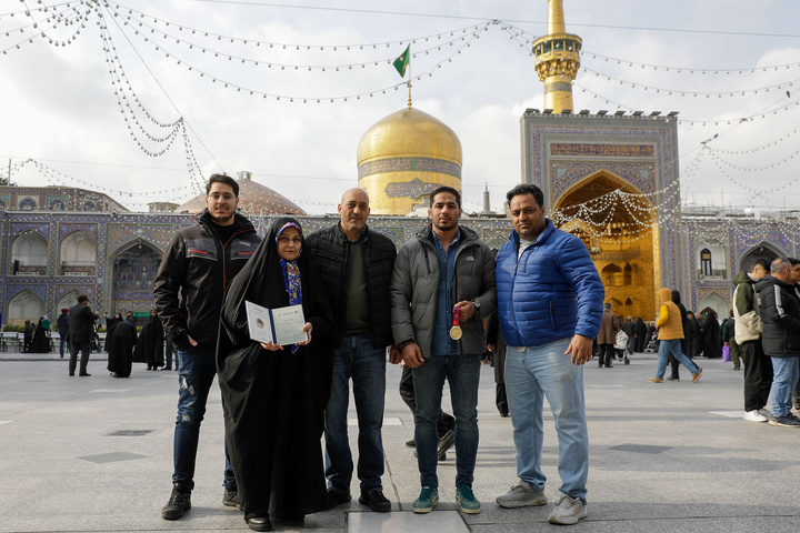 اهدای مدال قهرمانی کشتی به حرم مطهر رضوی