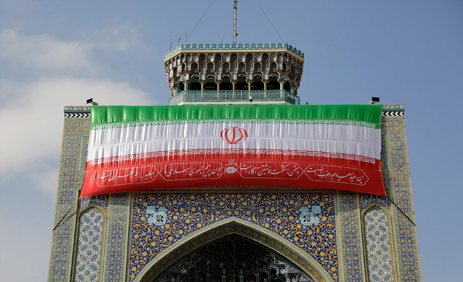 نصب پرچم ایران در حرم مطهر امام رضا(ع)