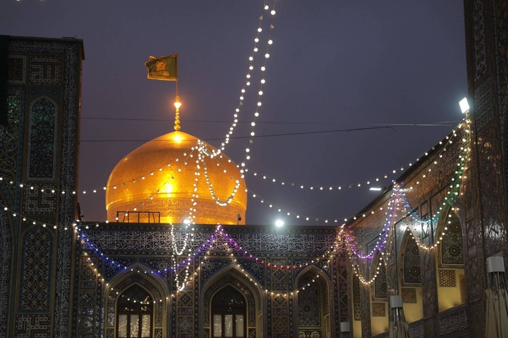 عید بعثت کے موقع پر حرم امام رضا(ع) کا پرمسرت ماحول/برقی قمقموں سے چراغانی اور زائرین کی پذیرائی عید بعثت کے موقع پر حرم امام رضا(ع) کا پرمسرت ماحول/برقی قمقموں سے چراغانی اور زائرین کی پذیرائی