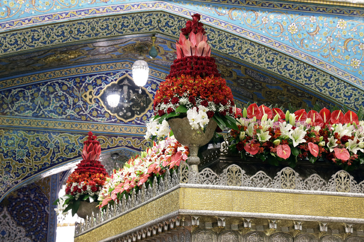 حضرت امام رضا(ع) کی ضریح مطہرکی پھولوں سے سجاوٹ
