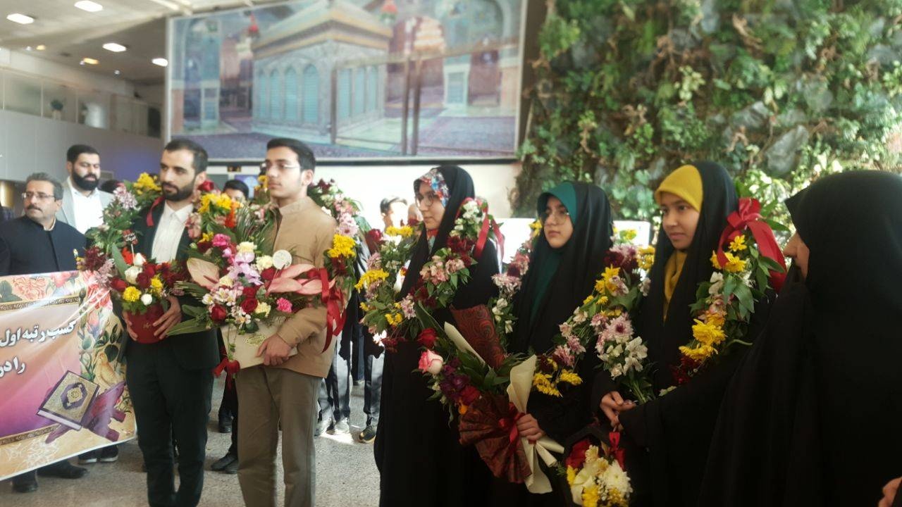 استقبال خادمان امام رئوف از نخبگان قرآنی در فرودگاه هاشمی‌نژاد