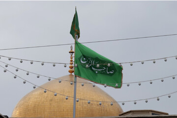 پرچم سبز یا صاحب الزمان(عج) در کنار گنبد رضوی