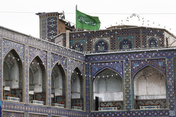 حرم امام رضا(ع) کے گنبد مطہر کے ساتھ ’’یاصاحب الزمان‘‘ کا سبز پرچم
