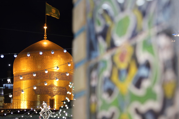 حرم امام رضا(ع) کے گنبد مطہر کے ساتھ ’’یاصاحب الزمان‘‘ کا سبز پرچم
