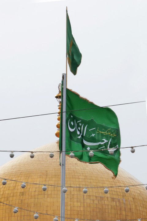 پرچم سبز یا صاحب الزمان(عج) در کنار گنبد رضوی