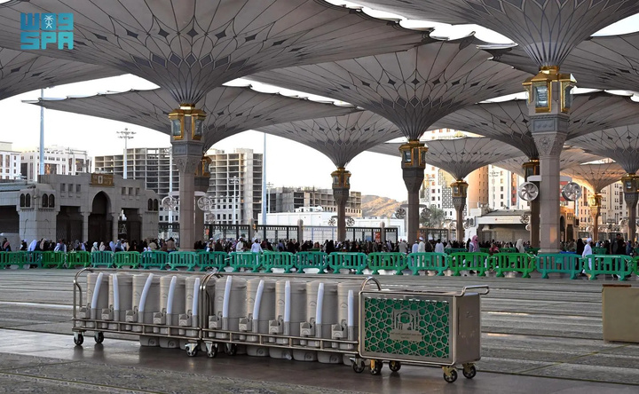 توزیع آب زمزم در مسجد النبی(ص)