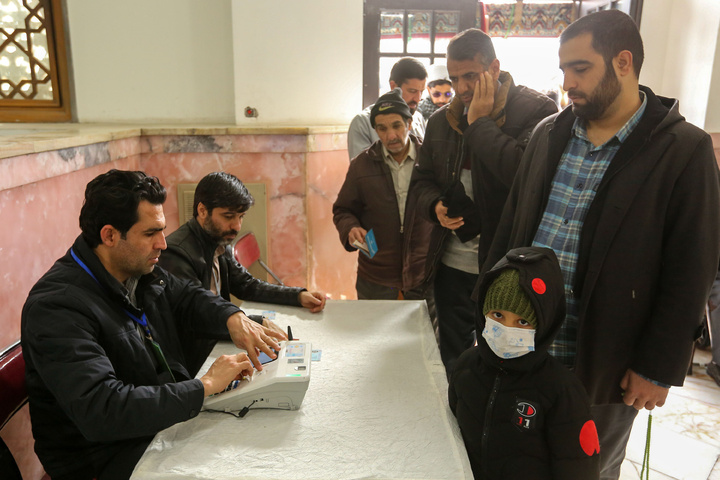 حضور پرشور مردم پای صندوق های رای در حرم مطهر رضوی