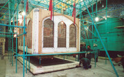 صور تاريخية لعمليات صناعة وتركيب الصندوق الخامس لضريح الإمام الرضا عليه السلام.