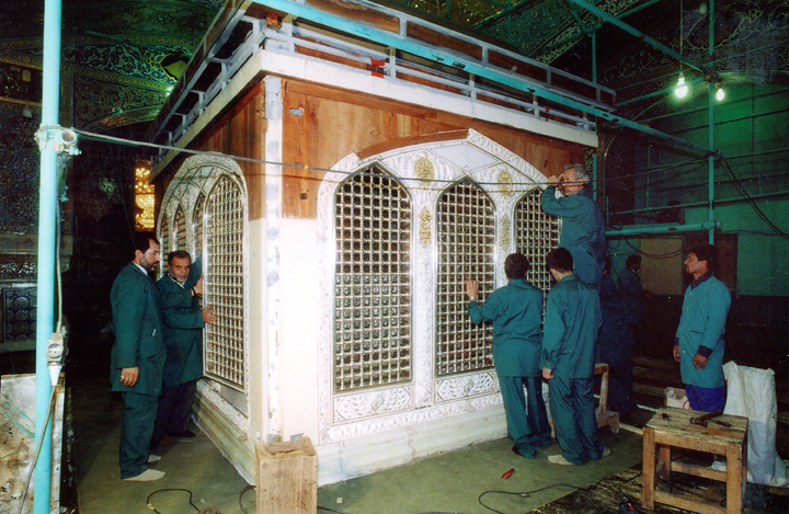 تصاویری تاریخی از عملیات ساخت و نصب ضریح پنجم امام رضا علیه‌السلام