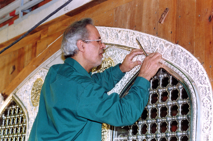 صور تاريخية لعمليات صناعة وتركيب الصندوق الخامس لضريح الإمام الرضا عليه السلام.
